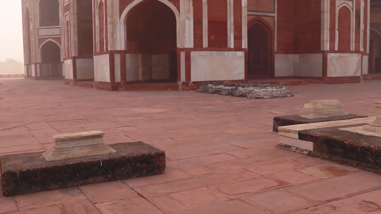 cimiteri molti alla tomba di humayun al mattino nebbioso da una prospettiva unica