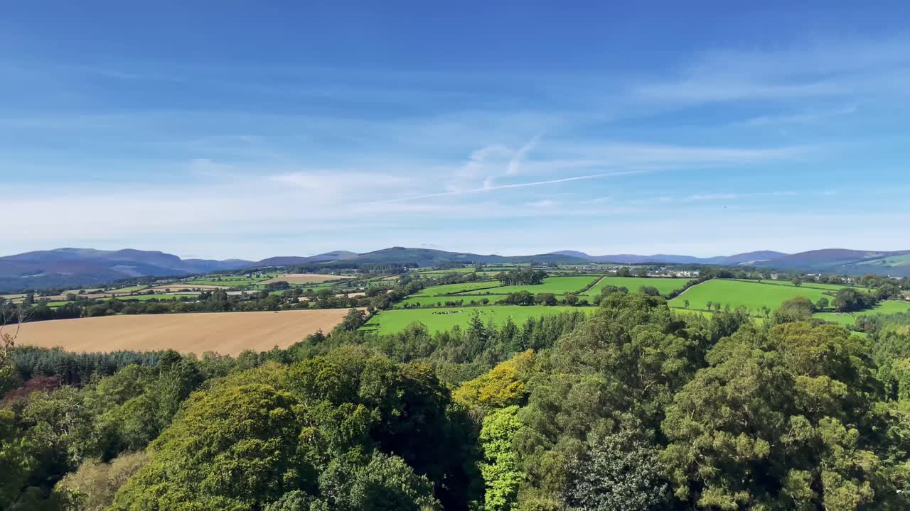 paisaje montañoso colinas onduladas en irlanda en verano