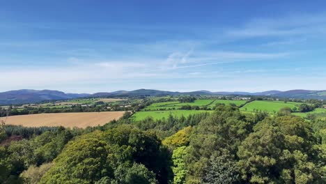 Berglandschaft-Sanfte-Hügel-In-Irland-Im-Sommer