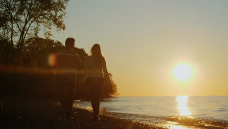 pareja caminando al atardecer