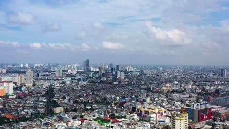 Hermoso-Horizonte-Denso-De-Edificios-En-El-Norte-De-Yakarta,-Indonesia,-En-Un-Día-Soleado