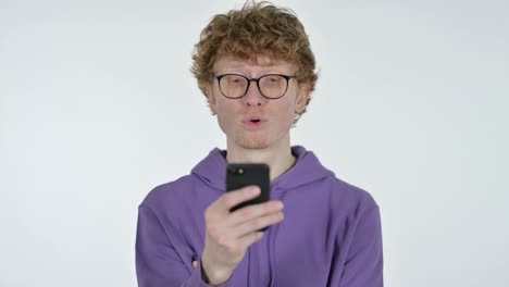 joven pelirrojo usando un teléfono inteligente, fondo blanco