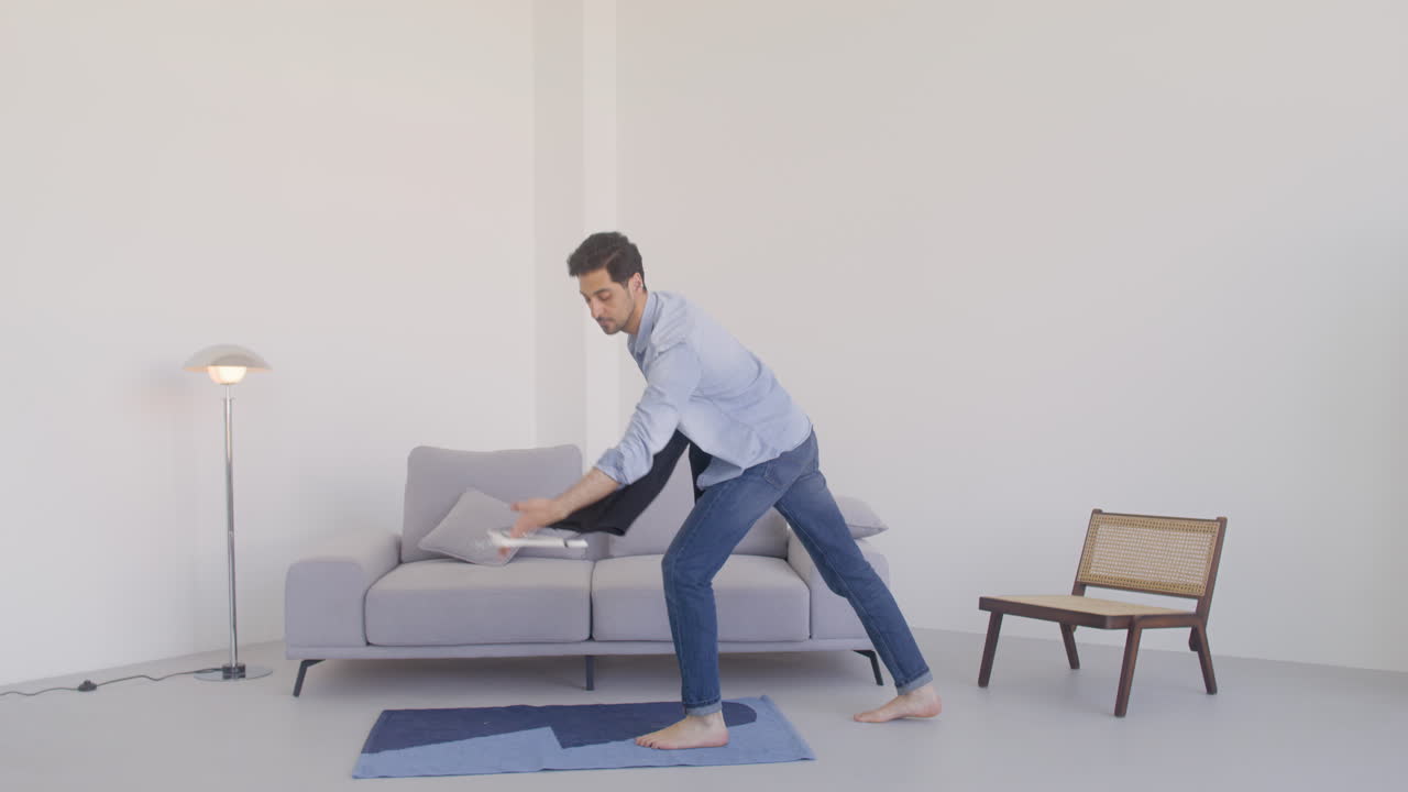 검은 드레스를 입고 춤추는 잘생긴 남자