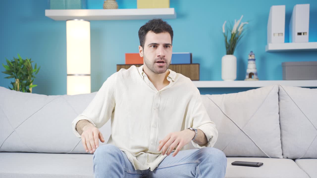 un joven deprimido y enojado.