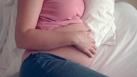 Mujer-Embarazada-Feliz-Y-Esperando-Un-Bebé-En-Casa.