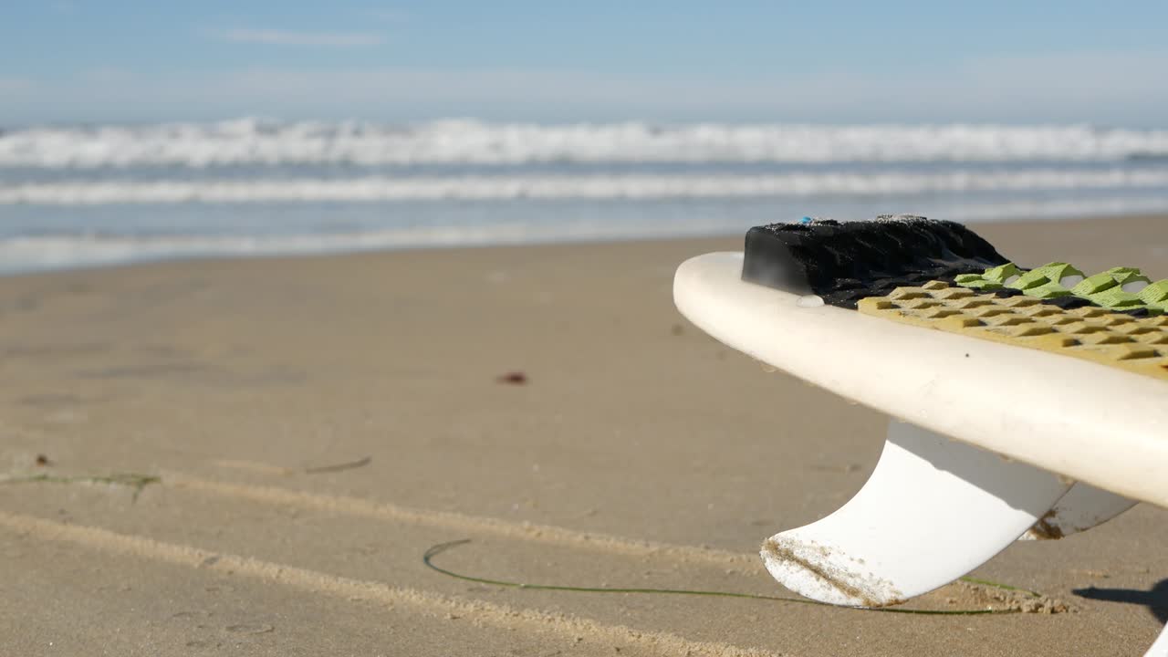 미국 캘리포니아 해안의 해변 모래에 누워있는 서핑을위한 서핑 보드.