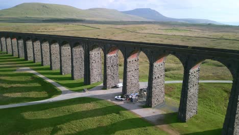 el puente del viaducto ferroviario proyecta largas sombras en la hora dorada.