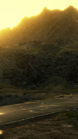 el camino de la montaña del atardecer