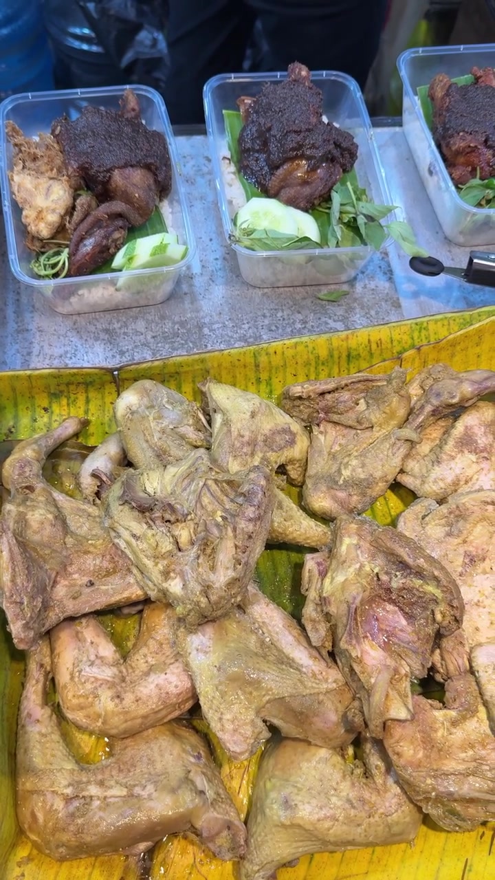 Ayam Goreng dan Nasi Khas Indonesia dalam Kemasan Takeaway