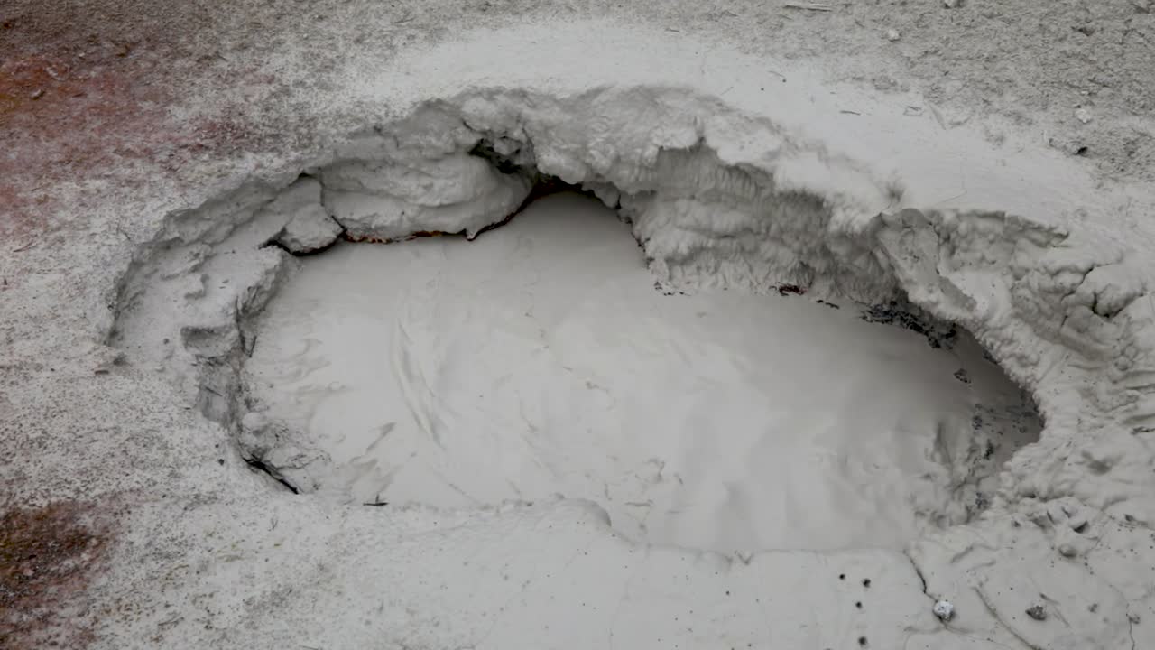 agua hirviendo en el mudpot - botes de pintura de artistas en el parque nacional de yellowstone, wyoming - primer plano
