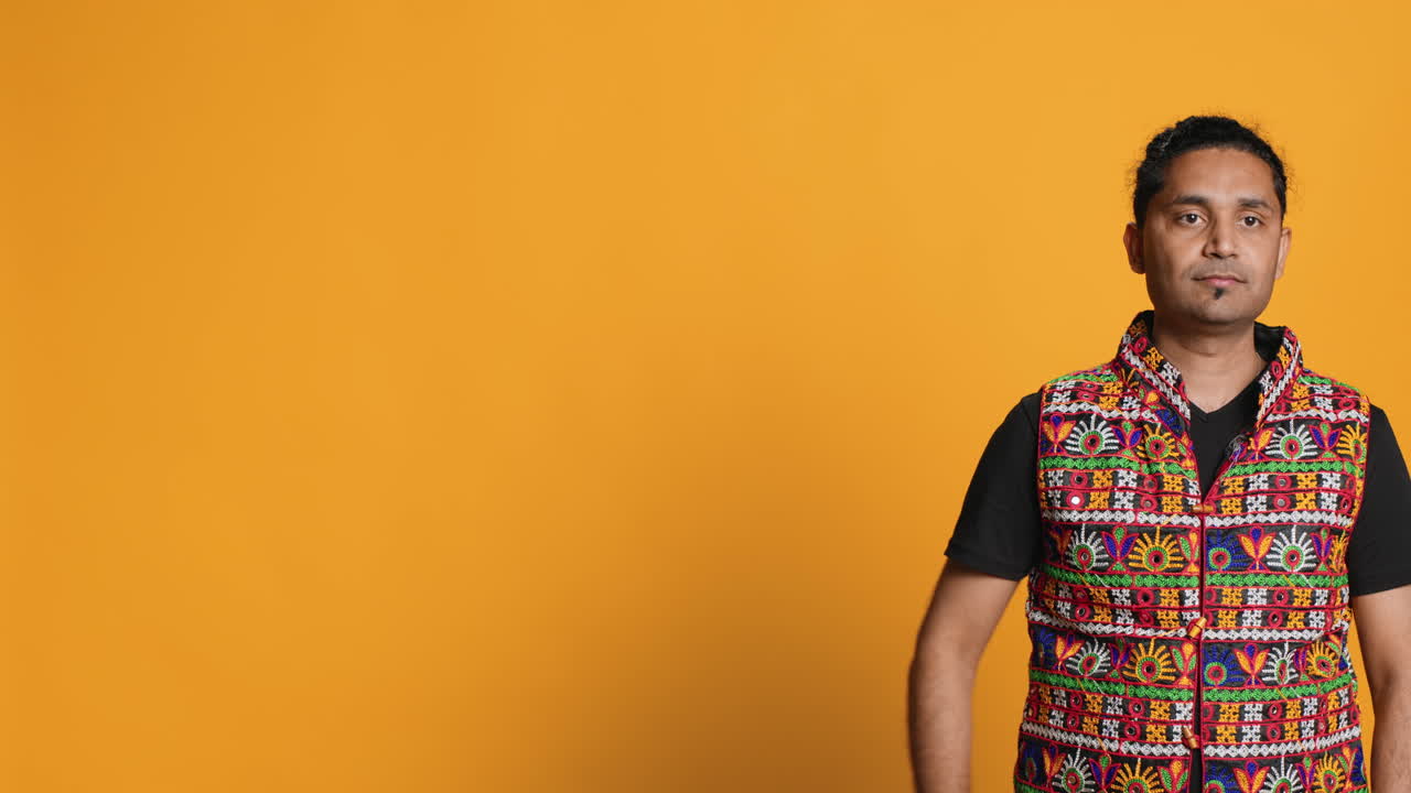 손가락으로 주위를 가리키는 판매자 복사 텍스트, 스튜디오 배경