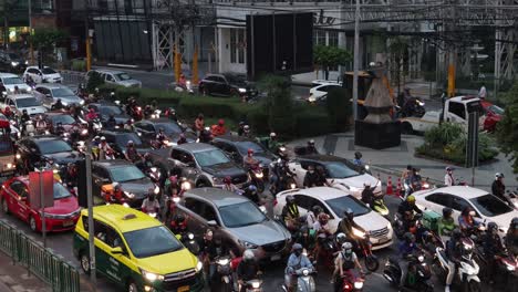 un fuerte atasco de tráfico en bangkok