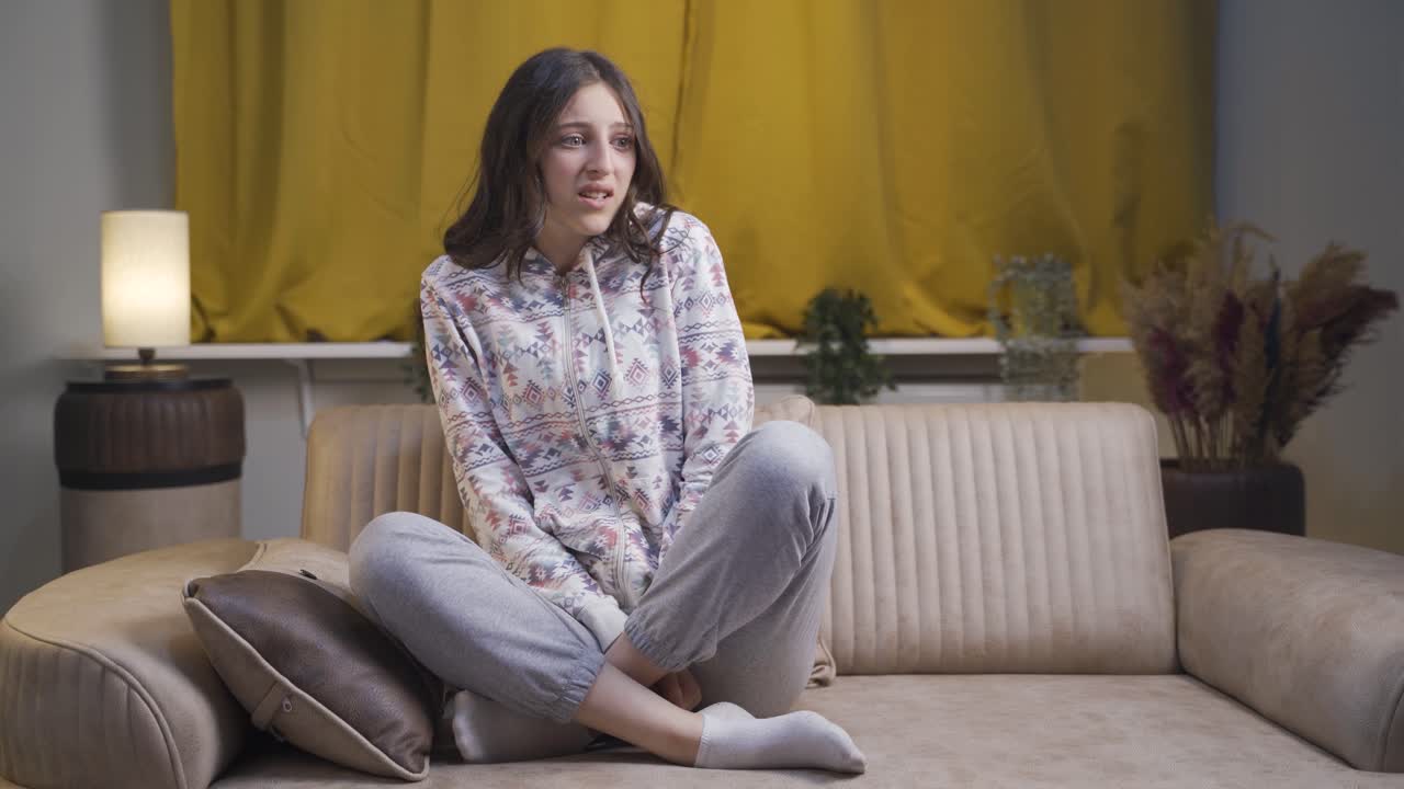 밤에 집에 도 ⁇ 이 있다. 젊은 여자는 두려워한다.