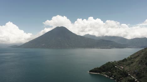 Volcán-San-Pedro-Y-Lago-De-Atitlán,-Guatemala