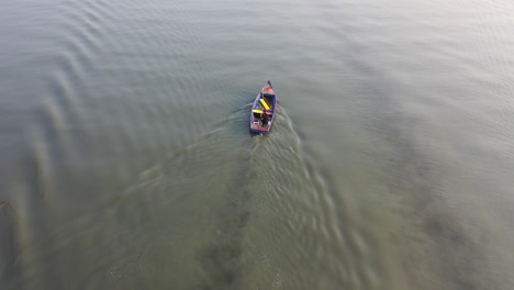 pequeño barco en aguas tranquilas