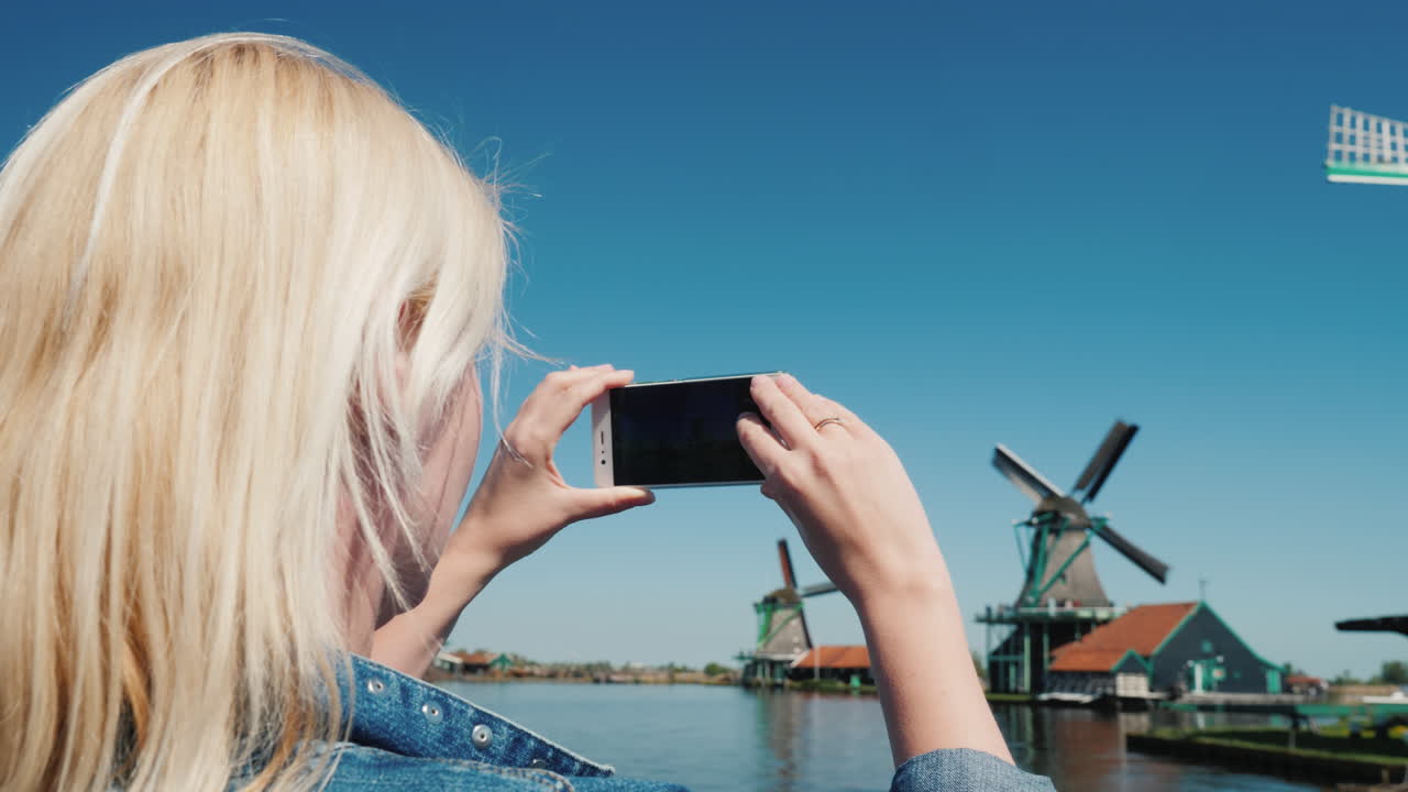 네덜란드 풍차 사진을 찍는 여자