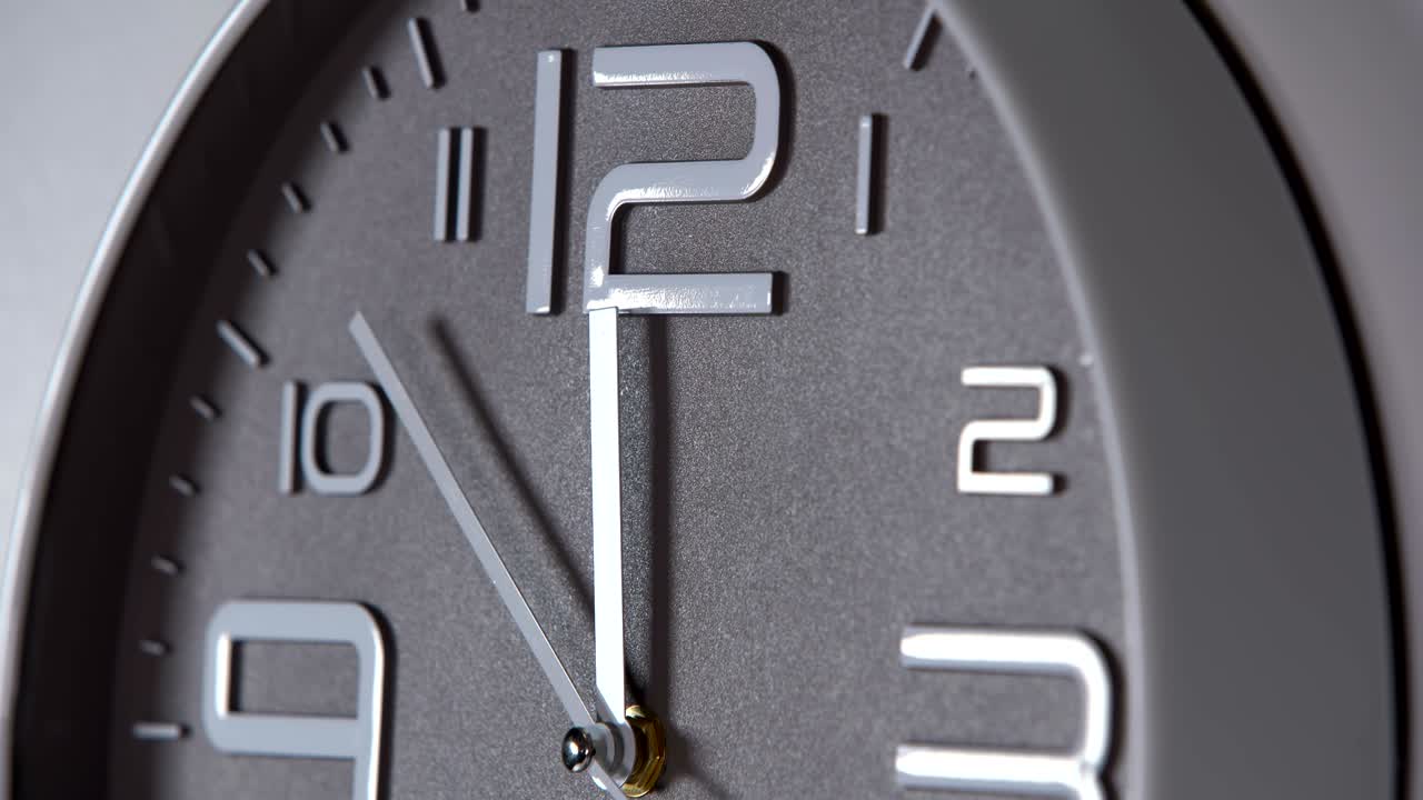 reloj de pared en un fondo gris. lapso de tiempo