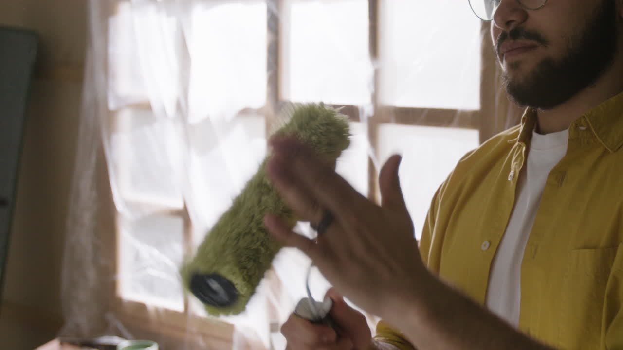 페인트 롤러로 그림을 그리는 것