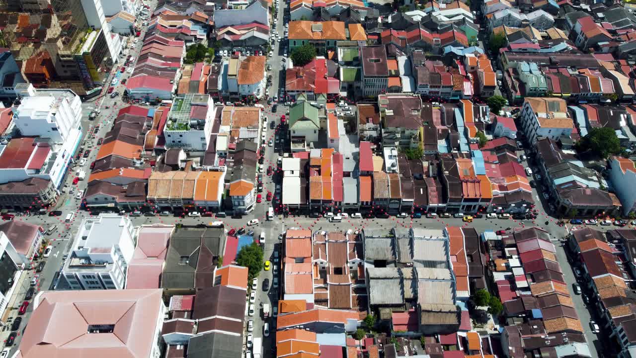 조지타운의 지붕과 거리 아래에 있는 소형 모델 도시처럼