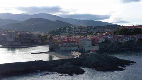 Luftaufnahme-Der-Stadt-Collioure-Bei-Sonnenuntergang-Kirche-Unserer-Lieben-Frau-Von-Den-Engeln