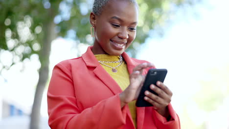 Teléfono,-Mujer-Negra-Al-Aire-Libre-Y-Feliz-Escribiendo