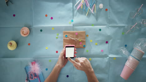 vista superior hombre usando teléfono móvil presente fiesta de cumpleaños planificación manos desde arriba - dragón épico rojo