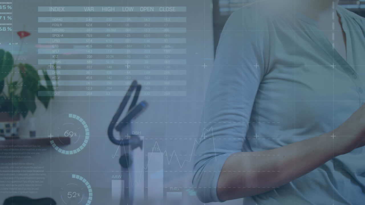 디지털 태블릿에서 스와이프하는 백인 여성에 대한 다채로운 인포그래픽 인터페이스의 애니메이션