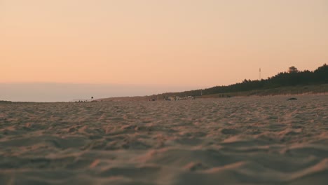 gente caminando en la playa al atardecer