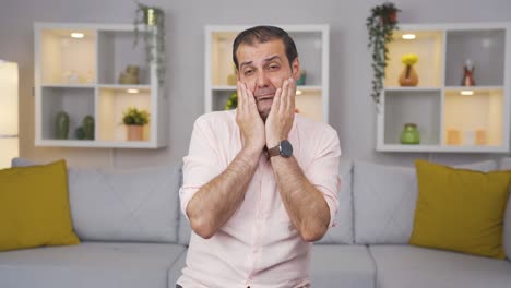 hombre de aspecto cansado.