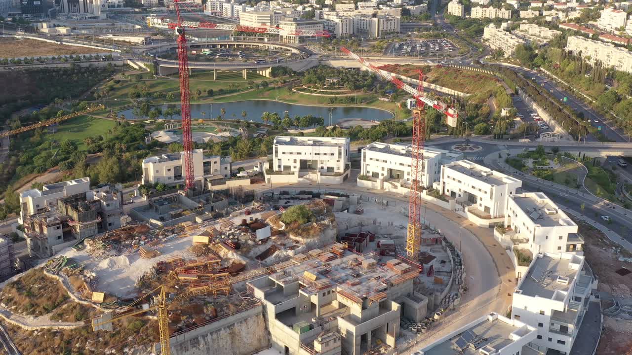 vista aérea de un sitio de construcción en una zona urbana