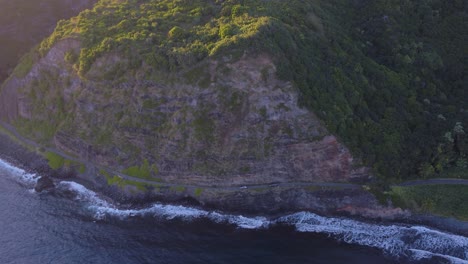 vista aérea de la carretera costera de la isla hawaiana de maui durante la puesta de sol