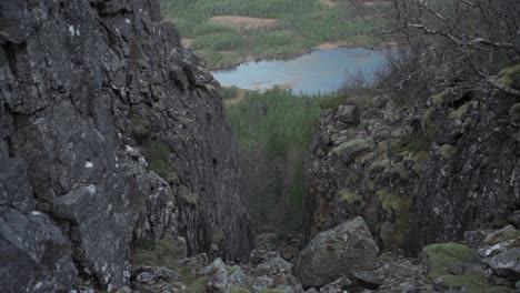 -Hildremsvatnet,-Trondelag-County,-Norway---A-Scenic-Sight-of-the-Lake-Enveloped-in-Abundant-Greenery---Pan-Up-Shot