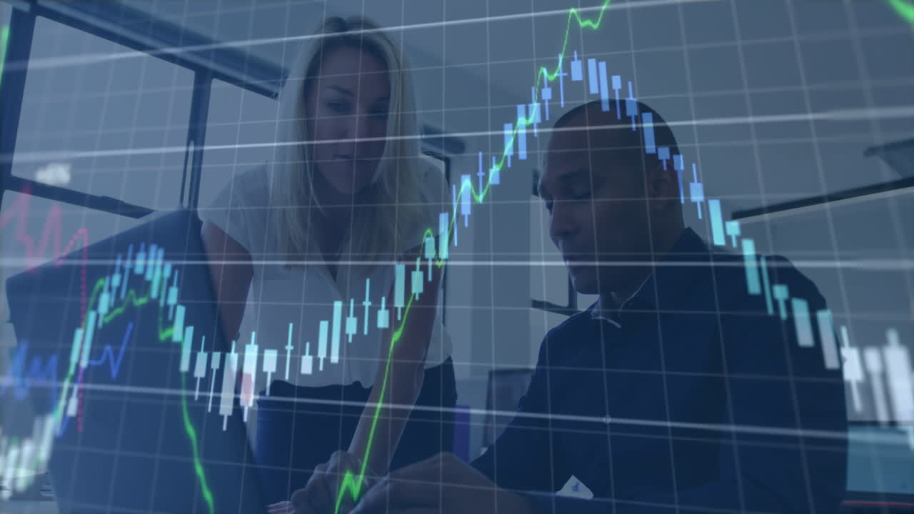 animación de múltiples gráficos que se mueven sobre diversos colegas discutiendo sobre la computadora portátil en el escritorio