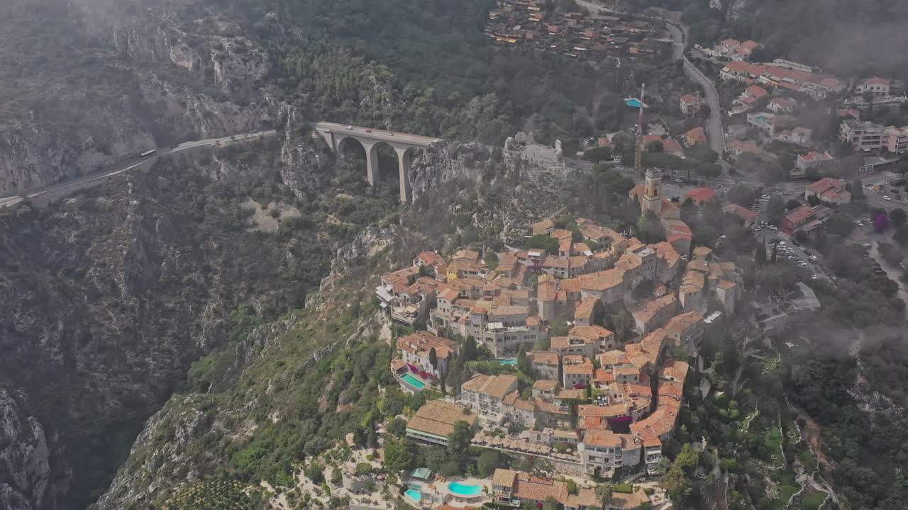 에즈 프랑스 항공 v21 시네마틱 하이 앵글 조감도, 언덕 요새화된 중세 마을 주변을 비행하는 드론, 모옌 코르니쉬 옆 이국적인 정원 - 2021년 7월