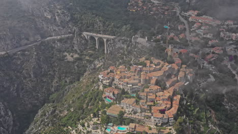 Eze-France-Aerial-V21-Filmischer-Hochwinkel-Aus-Der-Vogelperspektive,-Drohne,-Die-Um-Das-Befestigte-Mittelalterliche-Dorf-Am-Hang-Herumfliegt,-Und-Exotischer-Garten-Neben-Moyenne-Corniche---Juli-2021