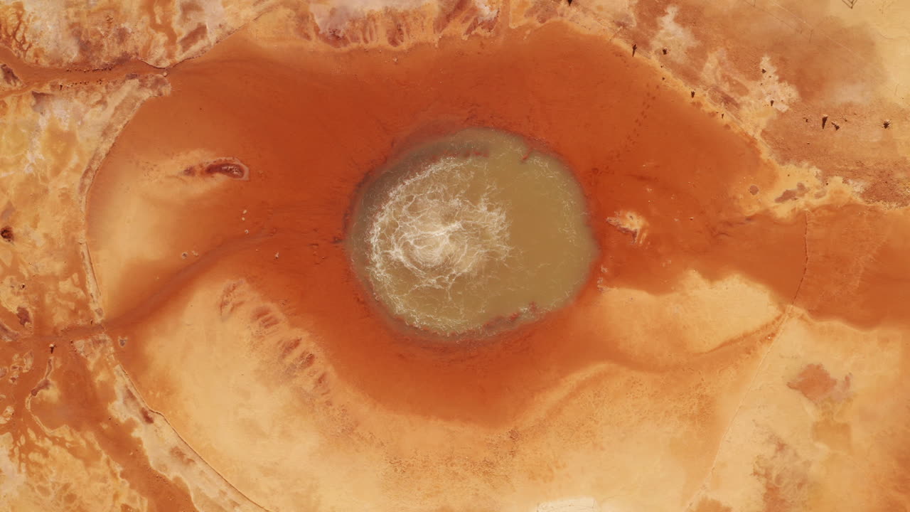 textura del suelo con color de sangre, agua subterránea.