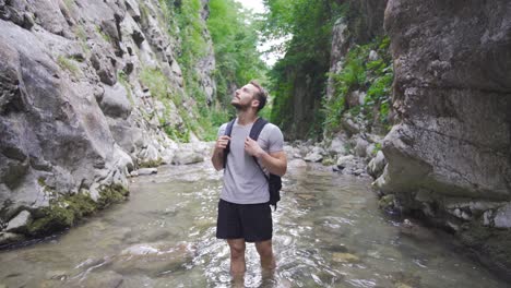 joven en el agua en el valle.