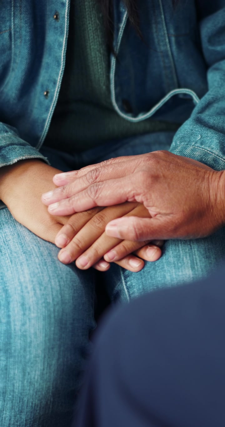 Primo piano di una persona che offre una mano di conforto a un'altra persona