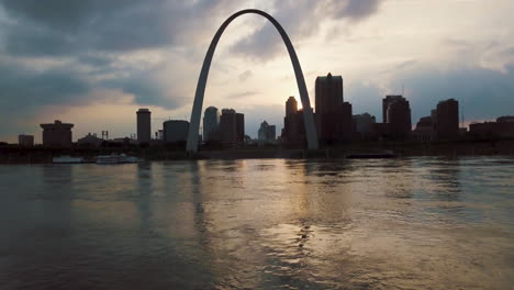 Sunset-Drone-Shot-of-Gateway-Arch-in-St