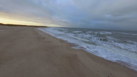 Folgeaufnahme-Eines-Kitesurfers-An-Einem-Kalten-Herbsttag