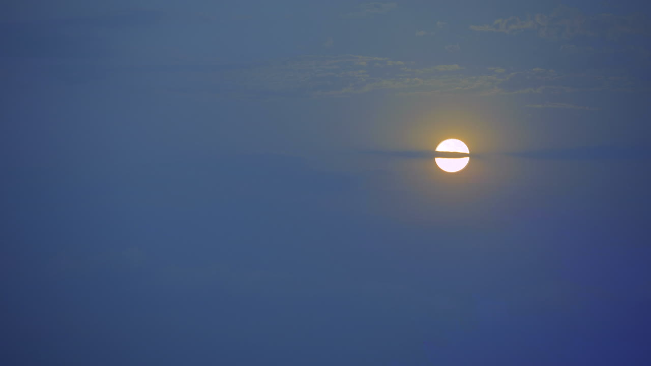 호주 시드니 해안에서 바다 위로 떠오르는 보름달의 4k 시간 경과