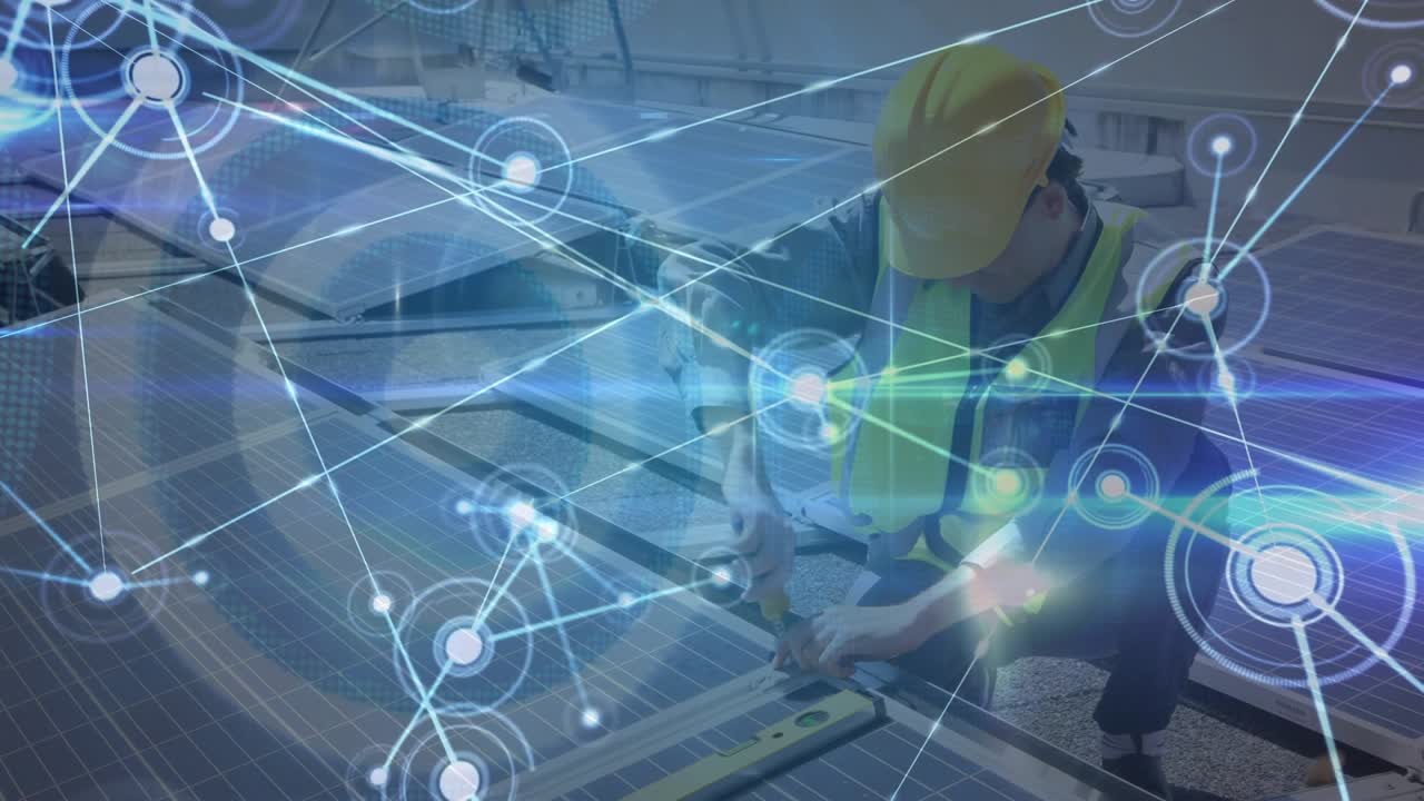 Animación de red de conexiones luminosa sobre un ingeniero instalando paneles solares en el tejado