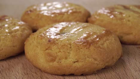 galletas de pan corto recién horneadas apetitosas en una tabla de cortar de madera