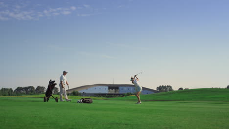 Dos-Jugadores-De-Golf-Entrenando-En-El-Campo-Del-Campo.-Pareja-Jugando-Juegos-Deportivos-Al-Atardecer.