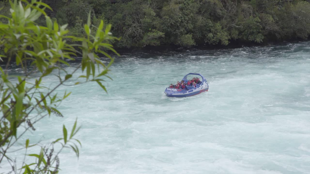 una toma del jet de las cataratas huka acercándose lentamente al final de las cataratas antes de acelerar fuera del encuadre