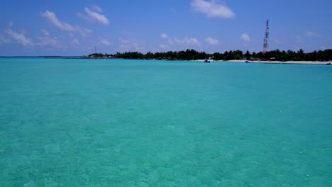 volando bajo sobre las impecables aguas del océano índico hacia la isla en las maldivas
