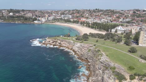 Meereswellen,-Die-An-Der-Delphinpoint-halbinsel-Mit-Coogee-Beach-Im-Hintergrund-Zusammenstoßen---Bondi-To-Coogee-Küstenwanderung-Im-Sommer-In-Nsw,-Australien