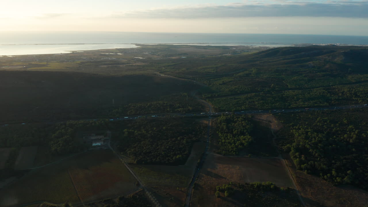 amanecer aéreo sobre el paisaje mediterráneo viñedos bosque y mar sete