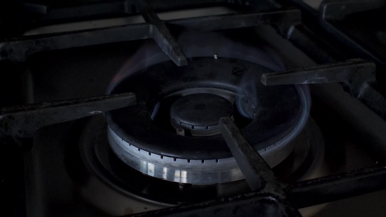 가스레인지의 큰 고리에서 가스의 푸른 불꽃
