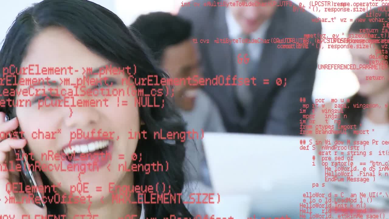 animación del procesamiento de datos sobre una mujer de negocios que usa un teléfono inteligente